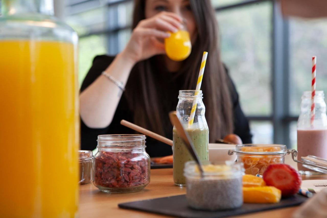 Spirit Hotel Gran Bilbao Bagian luar foto Breakfast at the hotel