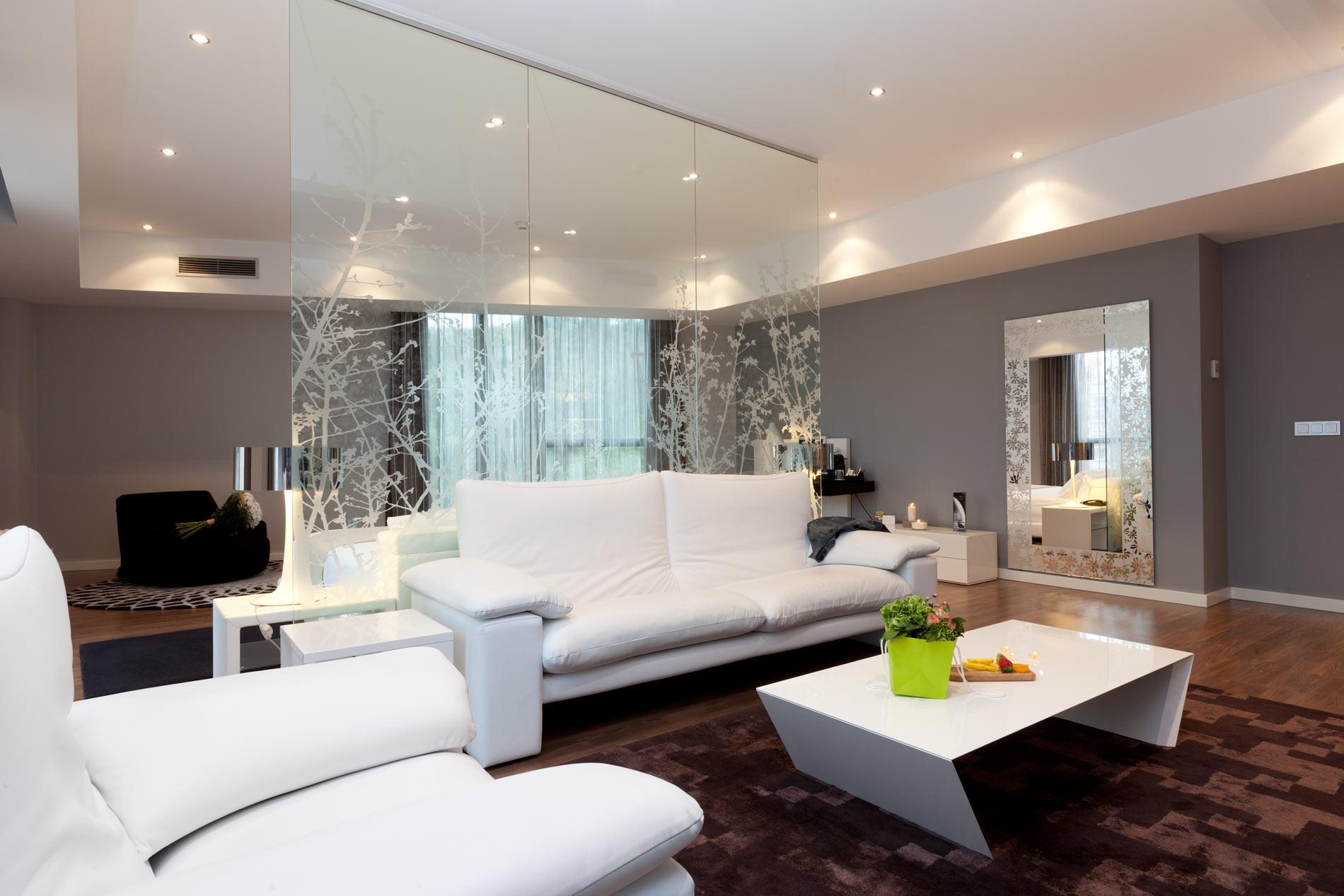 Spirit Hotel Gran Bilbao Bagian luar foto Mirrored wall in a living room
