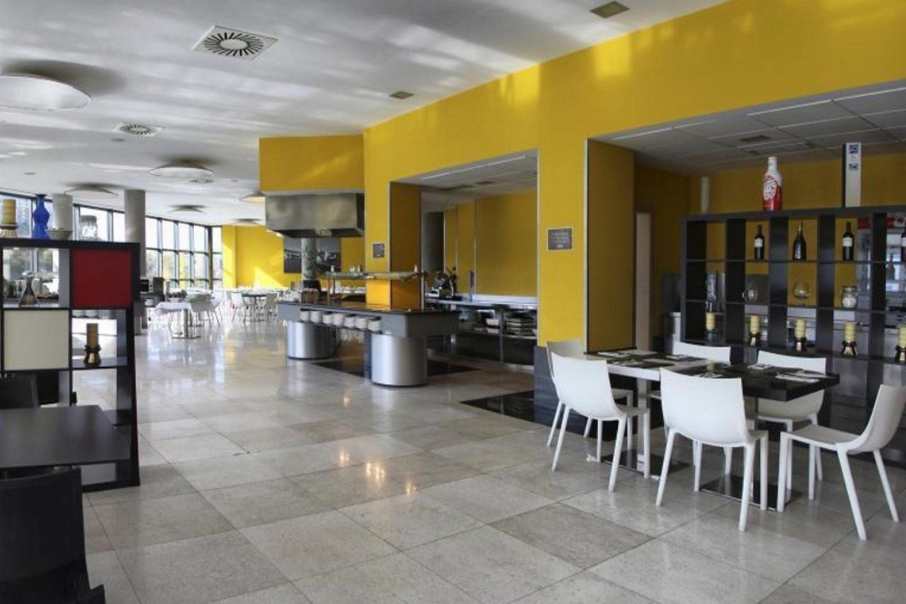 Spirit Hotel Gran Bilbao Bagian luar foto Interior of a hotel