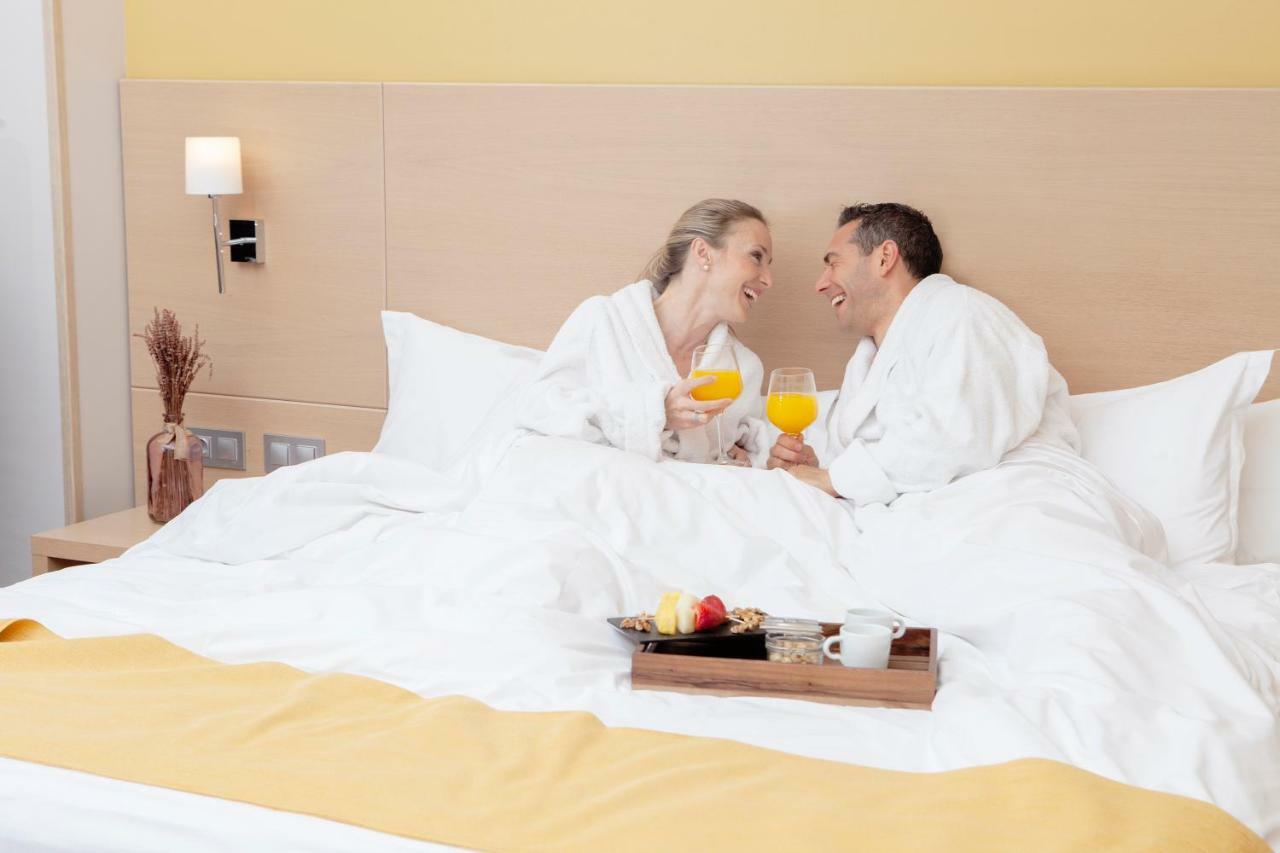 Spirit Hotel Gran Bilbao Bagian luar foto couple in bathrobe